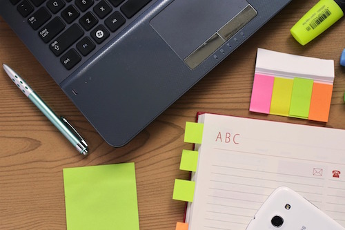 Mejora la productividad de tus reuniones de brainstorming con notas adhesivas