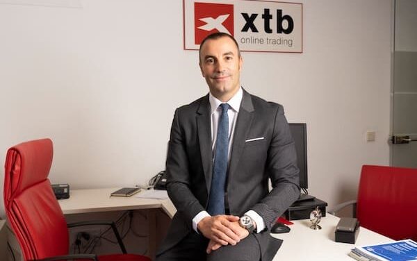 El bróker XTB impulsa la inversión en bolsa al entregar una acción gratis a cada nuevo cliente