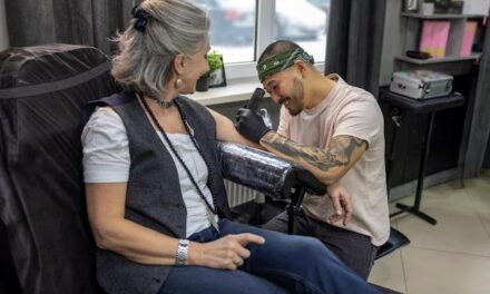 El tatuaje tradicional old school: un clásico que sigue siendo popular en la comunidad del tatuaje