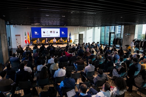 El prestigioso economista Diego García del Río participó junto a Néstor Camarillo, Senador de la República Méxicana, en una ponencia sobre inversión y economía en la prestigiosa IE University