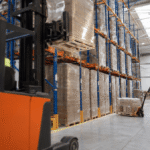 ¿Vale la pena ahorrar en equipamiento de almacén? Multilift vs. Opciones Genéricas y Grandes Distribuidores en México