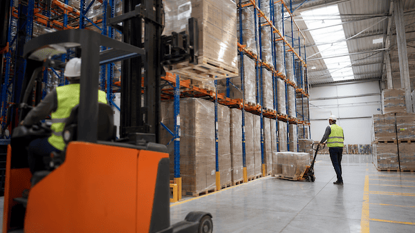 ¿Vale la pena ahorrar en equipamiento de almacén? Multilift vs. Opciones Genéricas y Grandes Distribuidores en México
